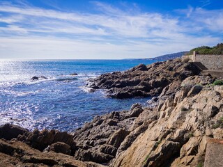 Fototapeta na wymiar beautiful rocky coast, azure water and blue sky in Sunny weather in Saint Aygulf, France