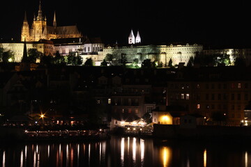 Fototapeta na wymiar Prague castle at night