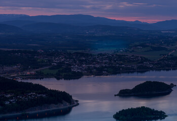 Zachód słońca nad Tyrifjorden zwanego Jezioro Tyri z punktu widokowego Kongens utsikt...