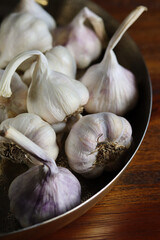 Knoblauch in einer Schale.