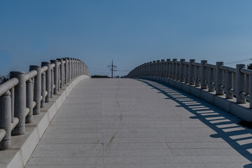 Obraz premium Concrete block pedestrian bridge