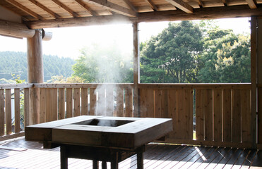 温泉蒸気　テーブル　テラス　ログハウス　囲炉裏
