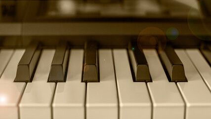 Fotografía de cerca del teclado de un piano electrónico