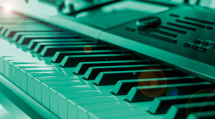 Primer plano de un teclado electrónico con sus botoneras y pantalla táctil. Fotografía en tonos...
