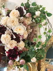 白いバラと黒いバラのフラワーアレンジメント