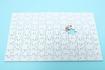 水色の背景にワンピース足りない白色のパズルの穴を除く男性のフィギア