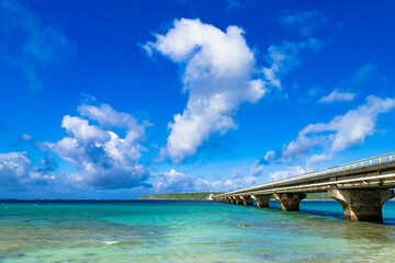Fototapeta na wymiar 来間大橋と美しいサンゴ礁の海