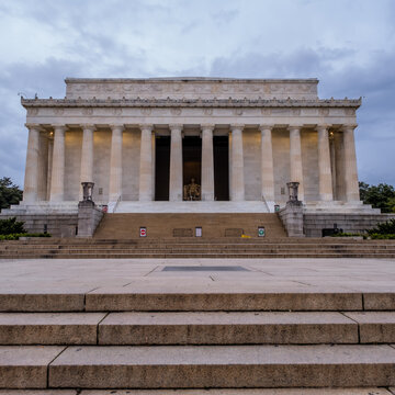 Empty Lincoln Memorial during COVID-19