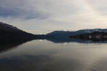 Fototapeta na wymiar foto panorámica de lago y montañas