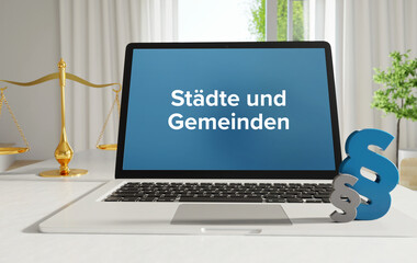 Städte und Gemeinden – Recht, Gesetz, Internet. Laptop im Büro mit Begriff auf dem Monitor. Paragraf und Waage.