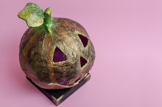 L&aacute;mpara en forma de linterna de calabaza. Jack-o'-lantern.