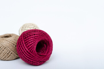 Hilo de yute de varios colores.