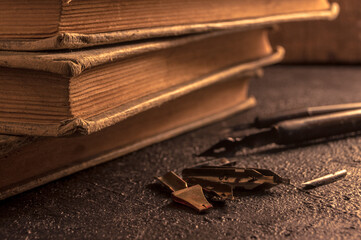 libro viejo  y herramientas de caligrafía 