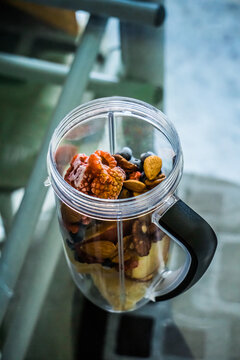 Desayuno nutritivo a base de un licuado de frutos rojos, almendras y nuez con un toque de canela.