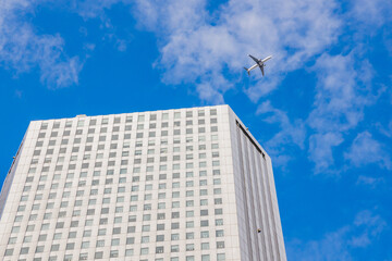 Fototapeta na wymiar 西新宿高層ビル群の上を飛ぶ飛行機