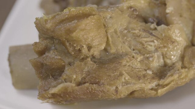 沖縄で人気の名物料理「沖縄そばのソーキ」-Okinawa's famous specialty "Soki of Okinawa Soba"