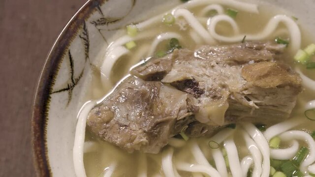 沖縄で人気の名物料理「ソーキそば」-"Soki soba", a famous dish popular in Okinawa