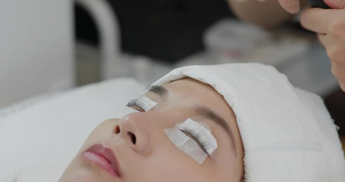 Woman perm her eyelash at beauty salon