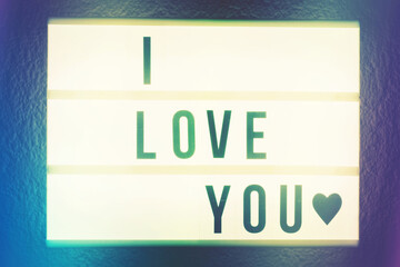 Eine Leuchttafel mit dem Slogan I Love You