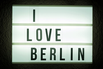 Eine Leuchttafel I Love Berlin