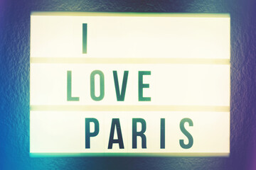 Eine Leuchttafel I Love Paris