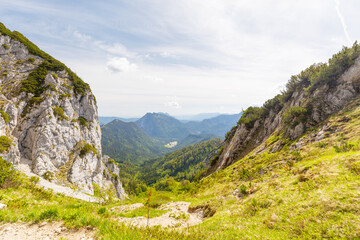 Obraz premium Valley Ostertal in decent from Mountain Hörndlwand near Ruhpolding