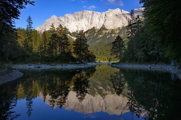 Fototapeta na wymiar Bergsee mit Spiegelung vor Bergmassiv in den Alpen, Bayern 