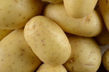 Patatas crudas en la mesa