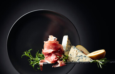 Prosciutto with blue cheese, pears and rosemary.