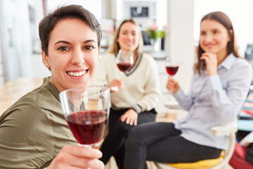 Freundinnen in WG Küche trinken Glas Rotwein zusammen