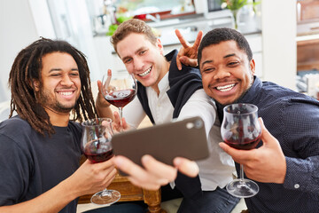 Multikulturelle Freunde machen Selfie mit Smartphone