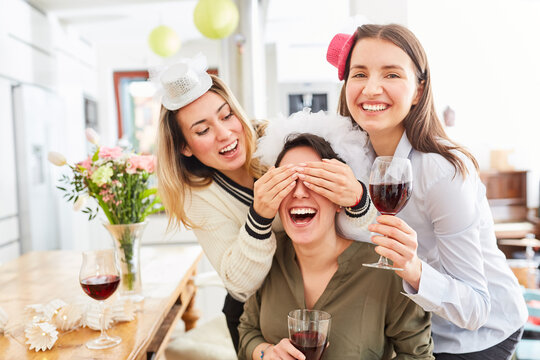 Freundinnen planen &Uuml;berraschung bei Junggesellinnenabschied