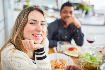 Freunde essen gemeinsam am Tisch beim Lunch oder Dinner