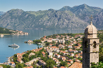 Blick von der Festung auf die Bucht und den Hafen von Kotor, Kotor, Montenegro