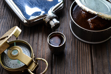 アウトドアで飲むスキットルに入れたウイスキー