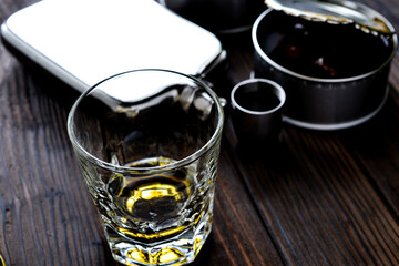 アウトドアで飲むスキットルに入れたウイスキー