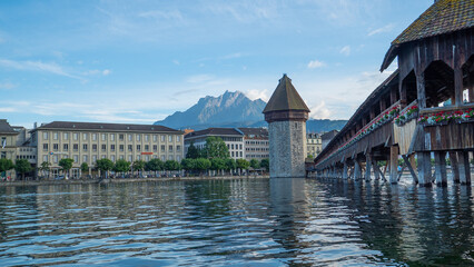 Berühmte Kapellbrücke in Luzern an einem sonnigen Nachmittag