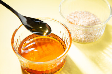 胡麻油と胡麻。食用や美容用オイル。