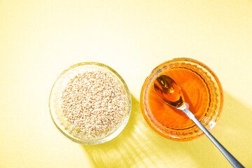 胡麻油と胡麻。食用や美容用オイル。
