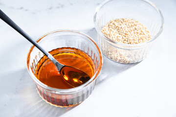 胡麻油と胡麻。食用や美容用オイル。