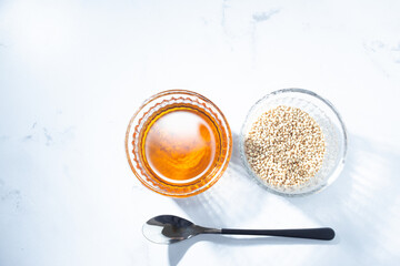 胡麻油と胡麻。食用や美容用オイル。