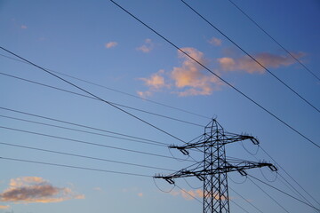 Elektryczność na tle nieba