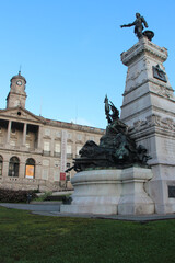 Obraz premium stock exchange palace and infante monument in porto (portugal)