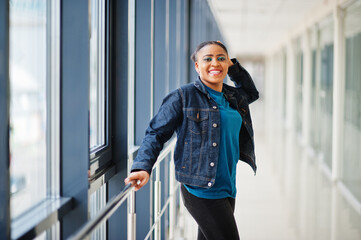 Obraz premium African woman in jeans jacket posed indoor.