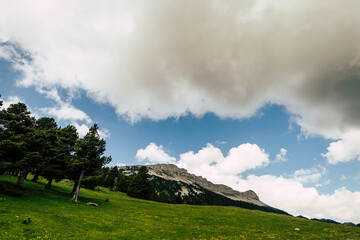 Paysage de montagne avec un ciel nuageux - Drôme, France