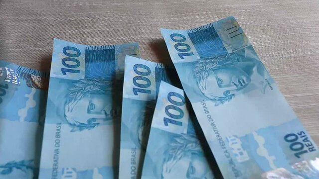 C&eacute;dulas de cem reais