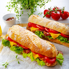 crispy baguette with bacon, tomatoes and cheese