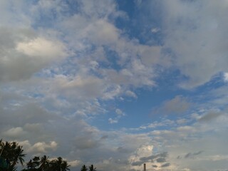 Obraz premium Blue sky background with white clouds