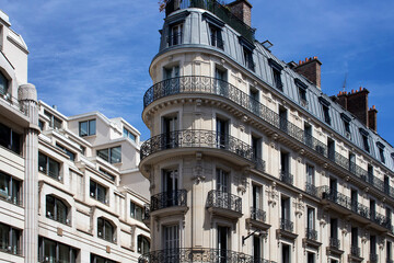 View of buildings in France showing French architectural style in Paris. Captured in 2nd arrondissement. - obrazy, fototapety, plakaty
