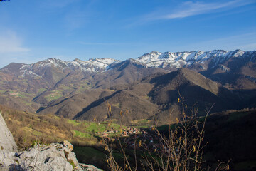 Pueblo tranquilo entre las montañas nevadas